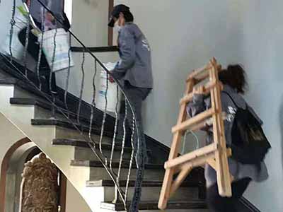 别墅装修后保洁：清理装修残留物，如涂料、油漆等；清洁玻璃、瓷砖、地板等材料；清理卫生死角